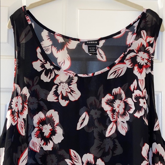 NWOT TORRID tank w/a hi-low style & floral - Plus Sized - Picture 3 of 7